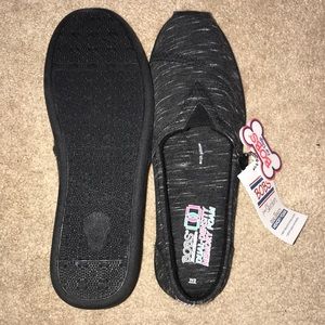 NEW WITH TAGS BLACK BOBS BY SKECHERS WOMEN SIZE 8